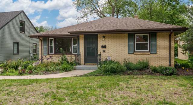 Photo of 426 N Oak Knolls Ave, Rockford, IL 61107