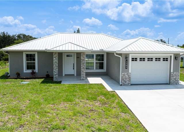 Property at 1505 Chatsworth St, Lake Placid, FL 33852, 3 beds, 2 baths