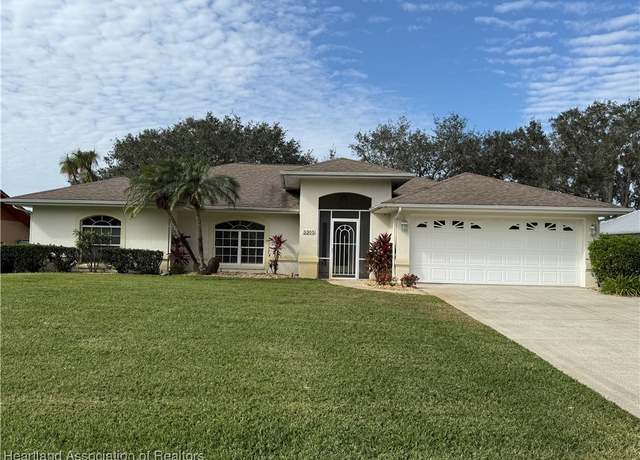 Property at 3305 Country Dr, Sebring, FL 33876, 3 beds, 2.5 baths