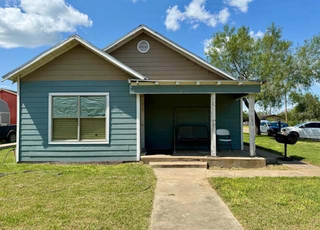 Property at 512 E Kohler St, Hebbronville, TX 78361, 4 beds, 2.5 baths