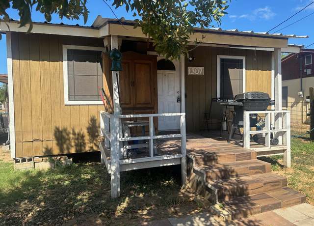 Property at 1307 Ramireno Ave, Zapata, TX 78076, 2 beds, 1 bath
