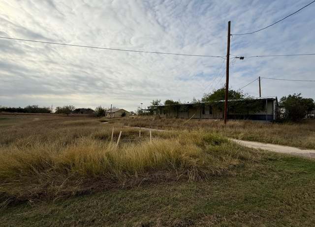 Property at 176 Oak St, Zapata, TX 78076