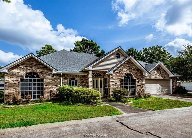 Property at 1612 Durham, Huntsville, TX 77340, 3 beds, 2 baths