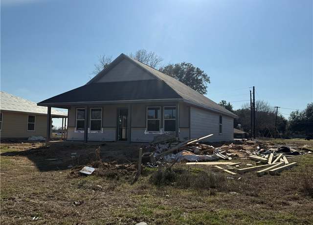 Property at 1702 Pine St, Hearne, TX 77859, 3 beds, 2 baths