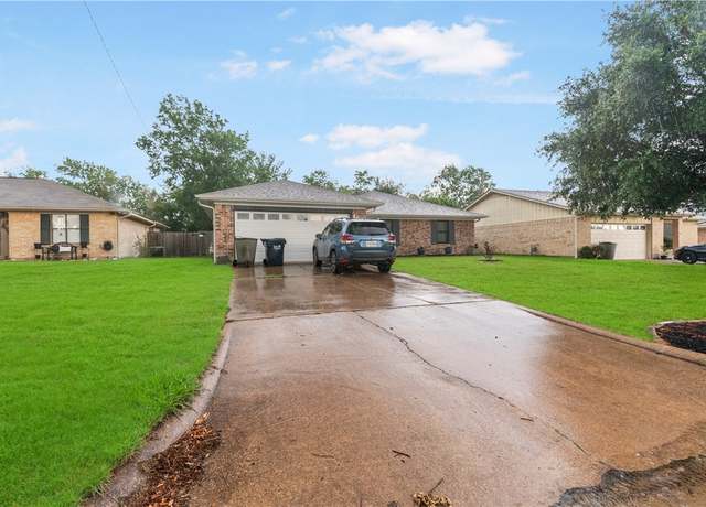 Property at 4008 Woodbriar Dr, Bryan, TX 77802, 3 beds, 2 baths
