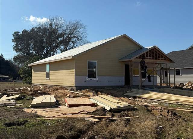 Property at 1704 Pine St, Hearne, TX 77859, 3 beds, 2 baths