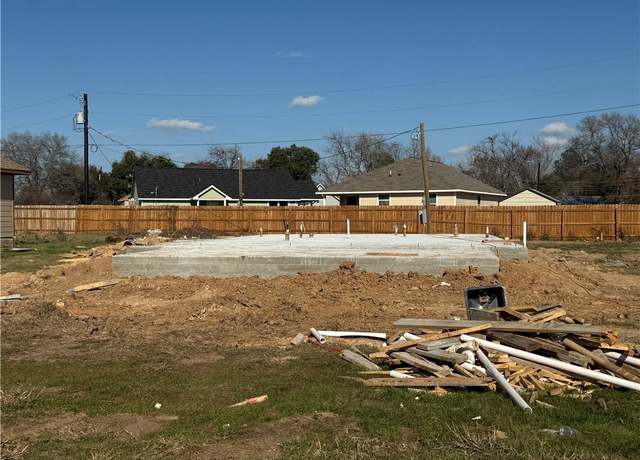 Property at 1705 Pine St, Hearne, TX 77859, 3 beds, 2 baths
