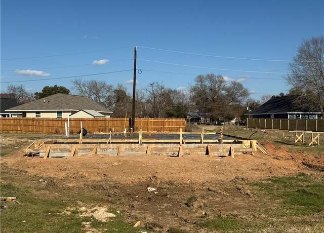 Property at 1707 Pine St, Hearne, TX 77859, 3 beds, 2 baths