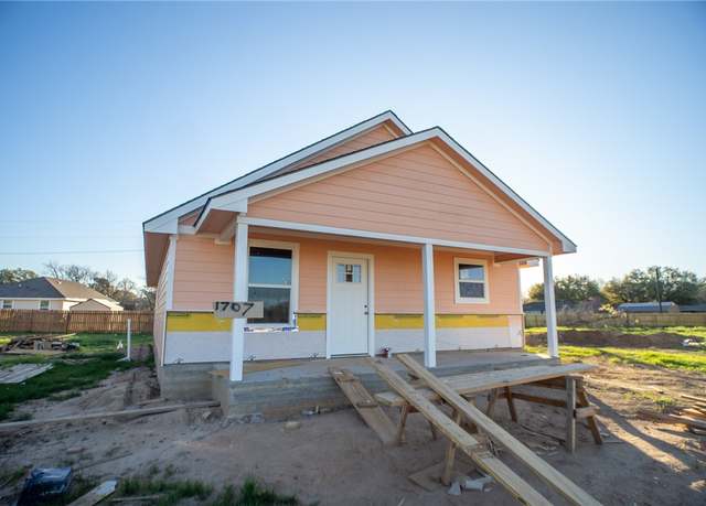 Property at 1707 Pine St, Hearne, TX 77859, 3 beds, 2 baths