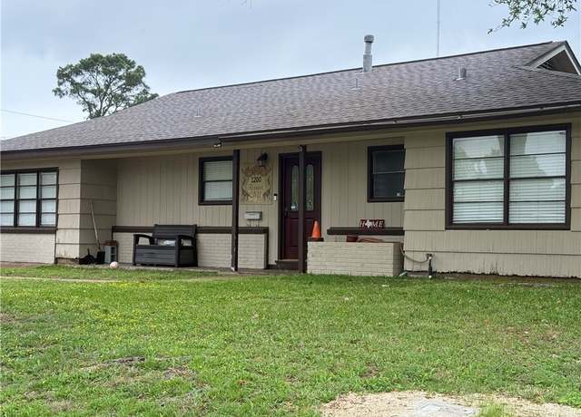 Property at 1200 Briar Cliff Dr, Bryan, TX 77802, 4 beds, 2 baths