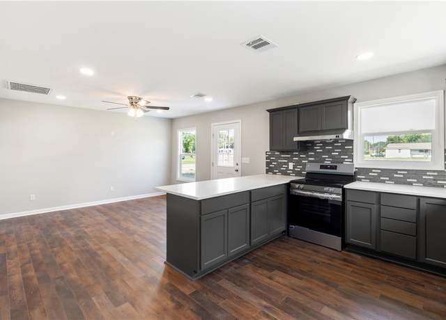 Property at 202 Montgomery, Navasota, TX 77868, 3 beds, 2 baths