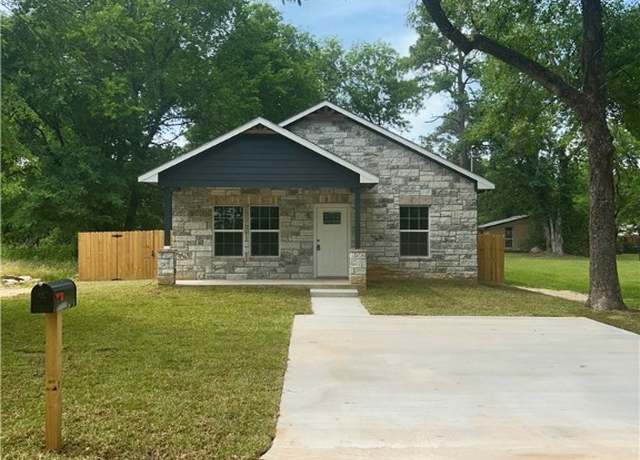 Property at 506 W Eighth St, Hearne, TX 77859, 3 beds, 2 baths