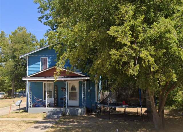 Property at 706 W 5th St, Hearne, TX 77859, 3 beds, 3 baths
