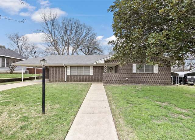 Property at 602 W Fox St, Caldwell, TX 77836, 3 beds, 2 baths