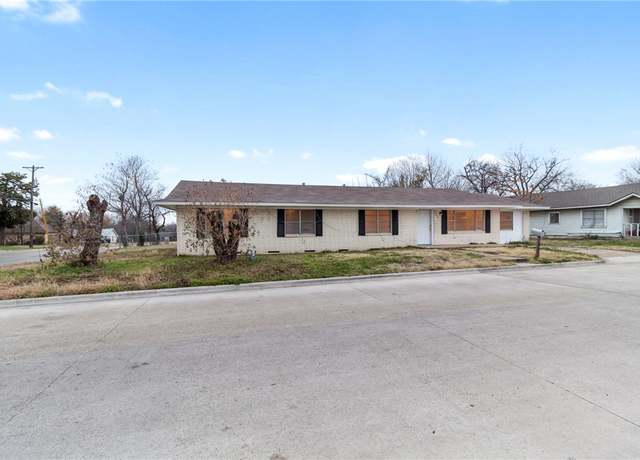 Property at 900 Columbus Ave, Bryan, TX 77803, 4 beds, 2 baths