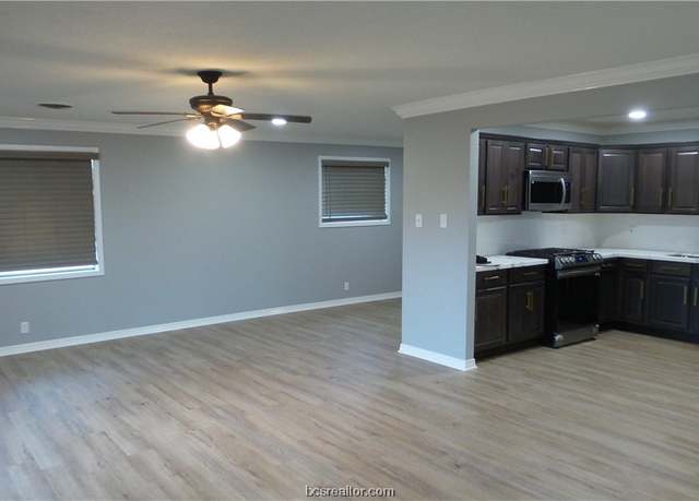 Property at 901 Oak St, Caldwell, TX 77836, 4 beds, 2.5 baths
