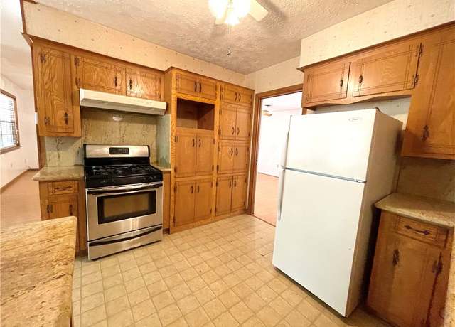 Property at 2501 Carter Creek Pkwy, Bryan, TX 77802, 3 beds, 2 baths