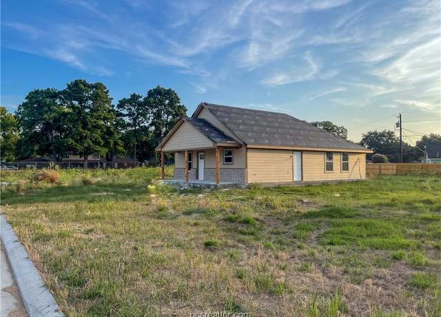 Property at 1703 Pine St, Hearne, TX 77859, 3 beds, 2 baths