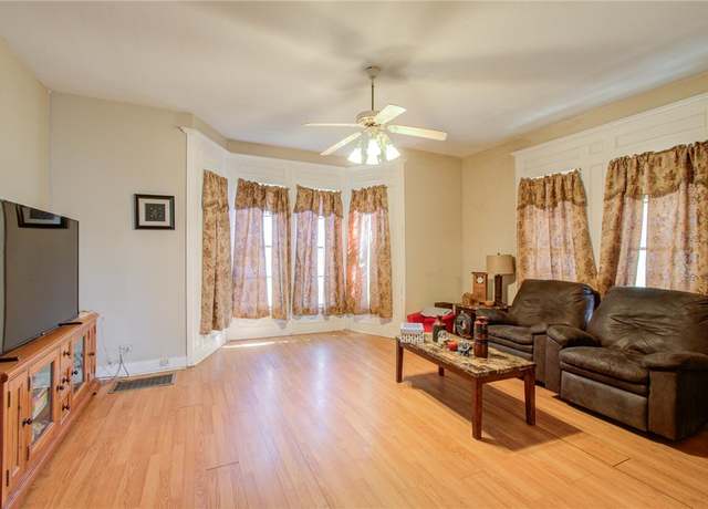 Property at 404 W Jefferson St, Brenham, TX 77833, 3 beds, 1.5 baths