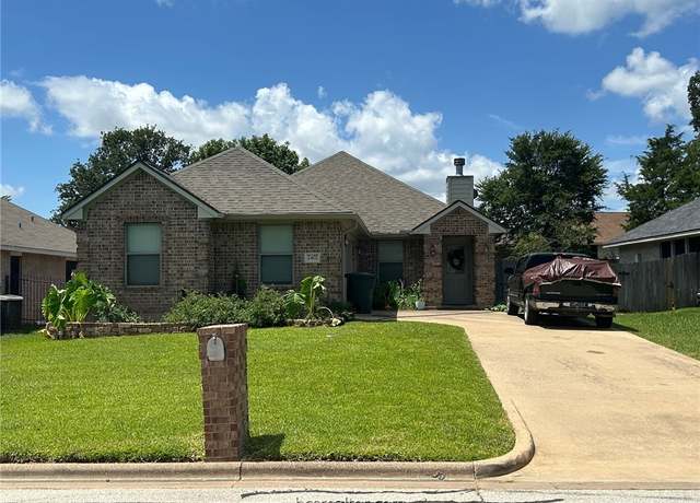 Property at 2402 Pleasant Rose Cir, Bryan, TX 77808, 3 beds, 2 baths