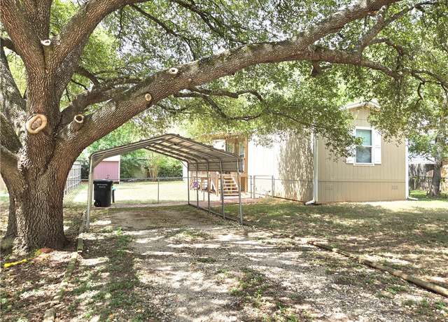 Property at 304 S Moore St, Caldwell, TX 77836, 3 beds, 2 baths