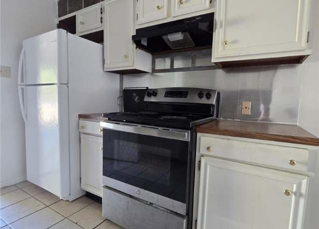 Property at 608 W Davis St, Hearne, TX 77859, 2 beds, 1 bath