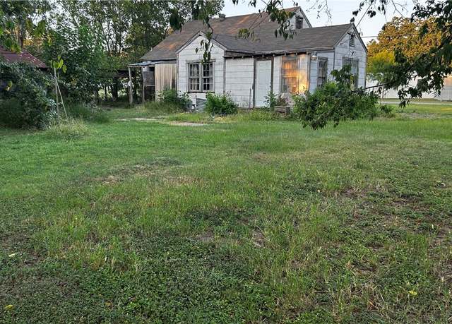 Property at 400 S Brazos Ave, Bryan, TX 77803, 5 beds, 2 baths