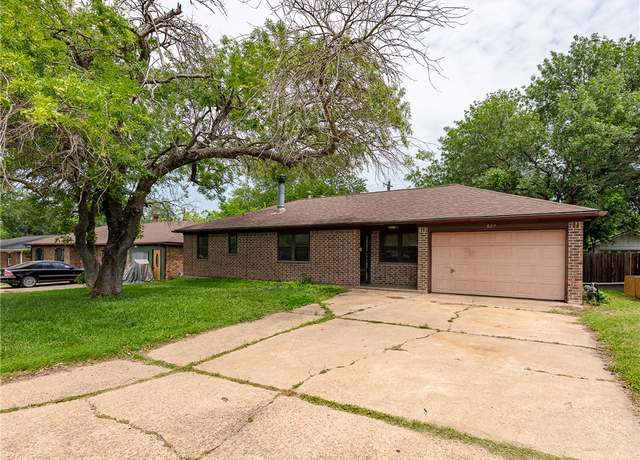 Property at 927 Braeswood Dr, Bryan, TX 77803, 3 beds, 2 baths