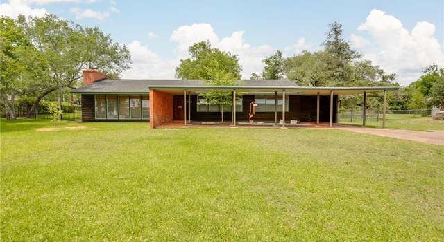 Photo of 304 Crescent Dr, Bryan, TX 77801