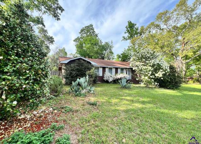 Property at 323 Pineview Dr, Augusta, GA 30906, 3 beds, 2 baths