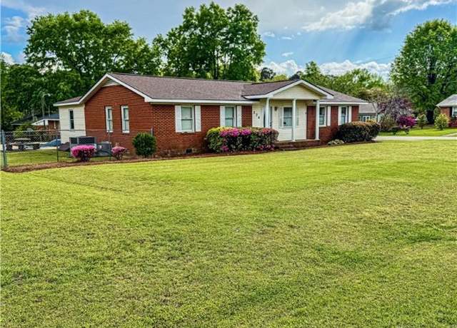 Property at 274 E Erwin St, Coats, NC 27521, 3 beds, 2.5 baths