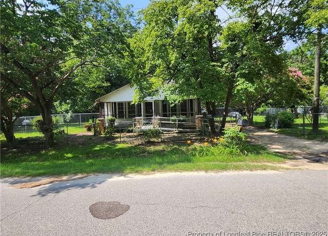 Property at 610 Jackson St, Laurinburg, NC 28352, 3 beds, 1 bath