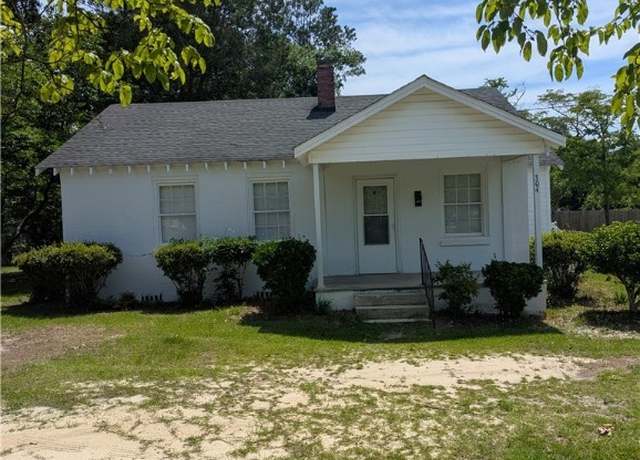 Property at 304 N Third St, Saint Pauls, NC 28384, 3 beds, 1 bath