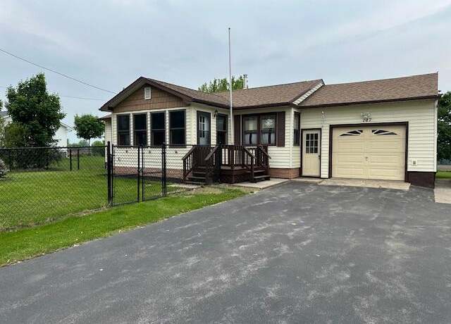 Property at 147 Moffitt Rd, Plattsburgh, NY 12901, 3 beds, 1 bath