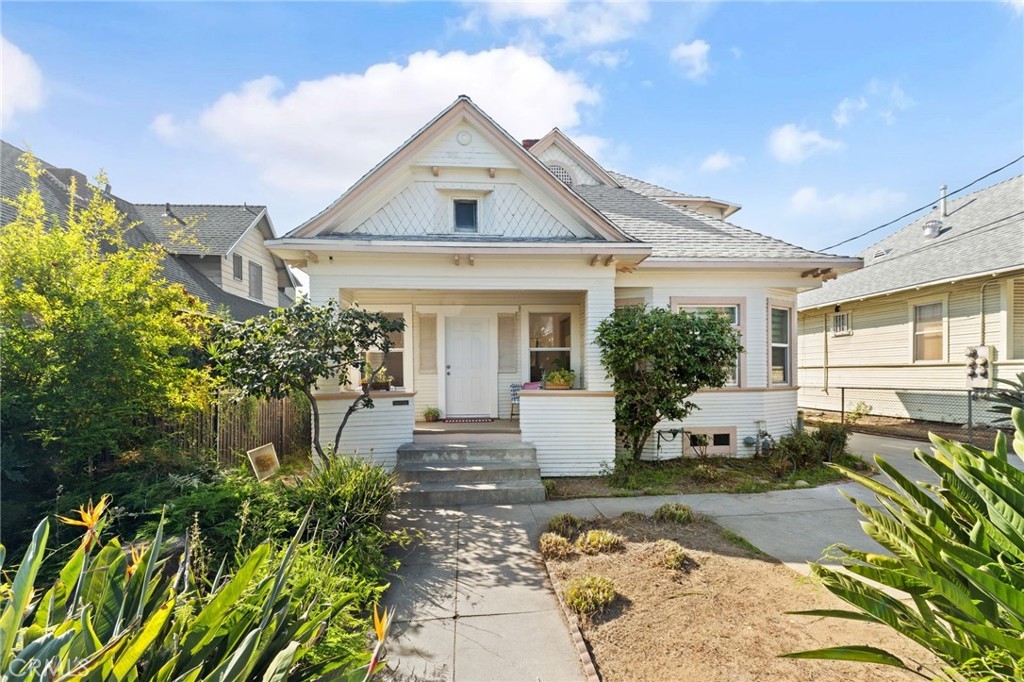 SIAM SHADE 「FINAL ROAD LAST SANCTUARY」 N E W L I S T I N G 38 foot townhouse with garage. An