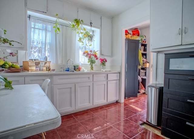 Property at 628 E 76th Pl, Los Angeles, CA 90001, 5 beds, 3 baths