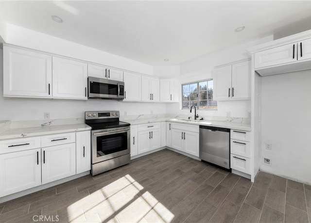 Property at 18000 Palm Dr, Hesperia, CA 92345, 2 beds, 2 baths