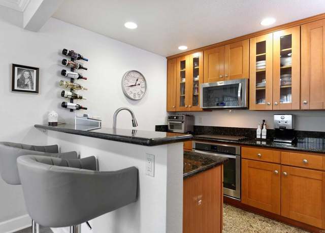 Property at 8503 Villa La Jolla Dr Unit B, La Jolla, CA 92037, 2 beds, 2 baths