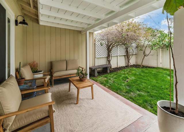 Property at 328 Countrywood Ln, Encinitas, CA 92024, 2 beds, 2 baths