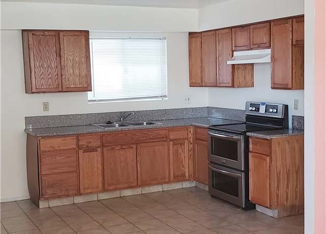 Property at 517 Lincoln Ave, Bakersfield, CA 93308, 6 beds, 3 baths