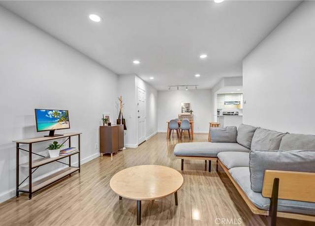 Property at 460 Oak St #316, Glendale, CA 91204, 2 beds, 2 baths