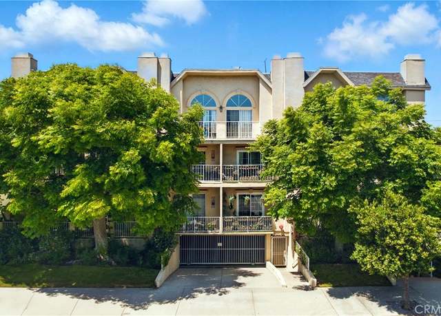 Property at 11445 Moorpark St #12, Studio City, CA 91602, 2 beds, 2.5 baths