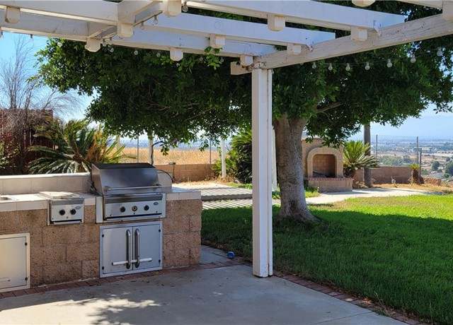 Property at 9265 52nd St, Jurupa Valley, CA 92509, 4 beds, 2.5 baths
