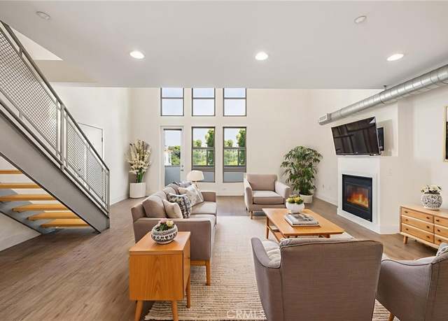Property at 576 S Brea Blvd, Brea, CA 92821, 2 beds, 2.5 baths