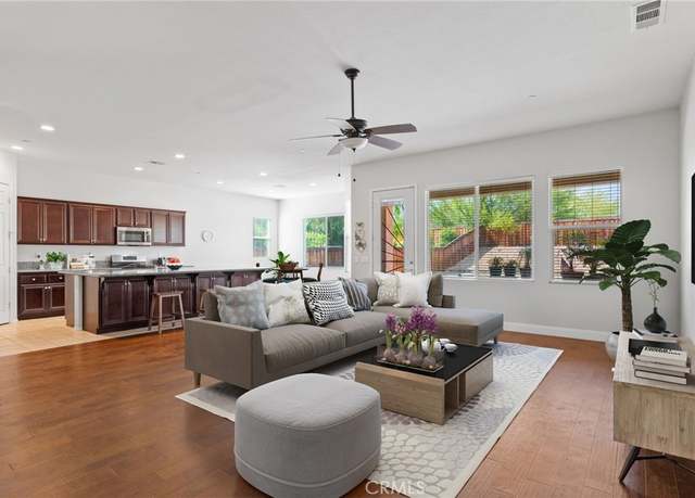 Property at 9904 Toscana Dr, Bakersfield, CA 93306, 2 beds, 2.5 baths