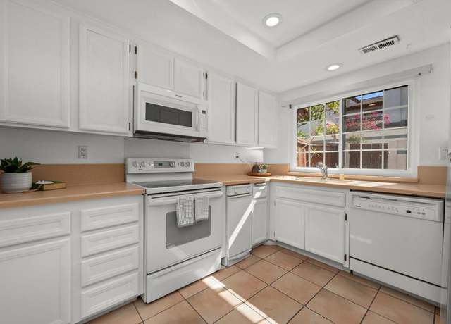 Property at 1579 Apache Dr Unit E, Chula Vista, CA 91910, 3 beds, 2.5 baths