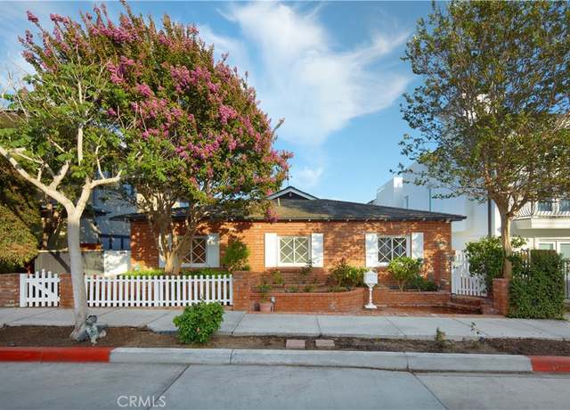 Property at 216 Poppy Ave, Corona Del Mar, CA 92625, 3 beds, 2 baths