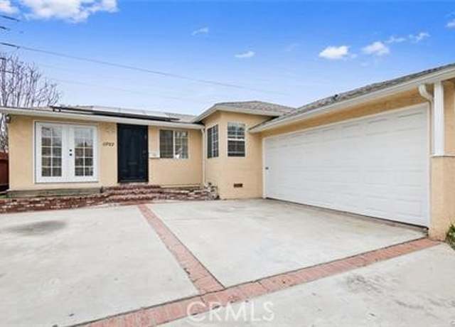 Property at 5727 Geyser Ave, Tarzana, CA 91356, 3 beds, 2 baths