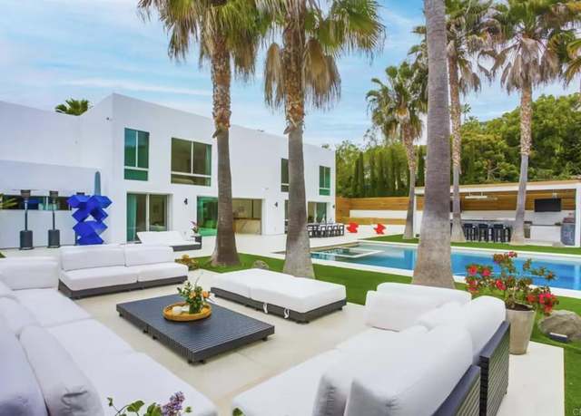 Property at 7713 Esterel Dr, La Jolla, CA 92037, 5 beds, 5.5 baths