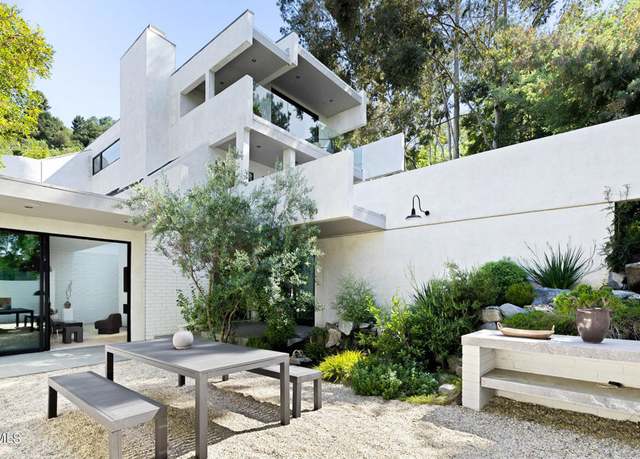 Property at 11210 Briarcliff Ln, Studio City, CA 91604, 5 beds, 4.5 baths